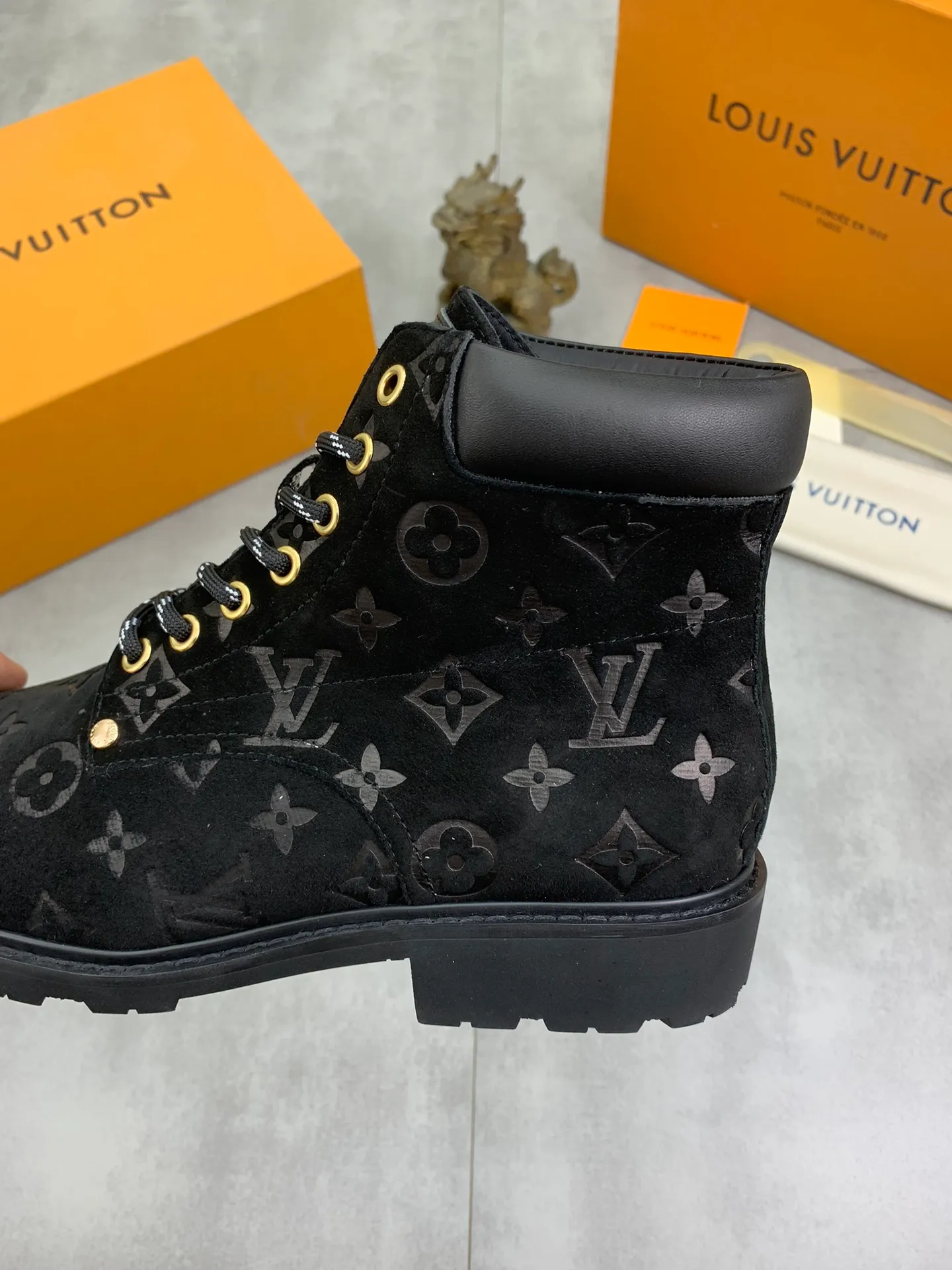 Men's shoes 💰P600 💰【New】🆘Water-dyed cow lining LV Louis Vuitton business high-top leather shoes, made of original imported Italian 🇮🇹 selected calfskin, full cowhide lining, carefully handmade by professional shoemakers, the original version is specially designed for wear-resistant outsole. Standard code: 38-44 3⃣️color🉑️select